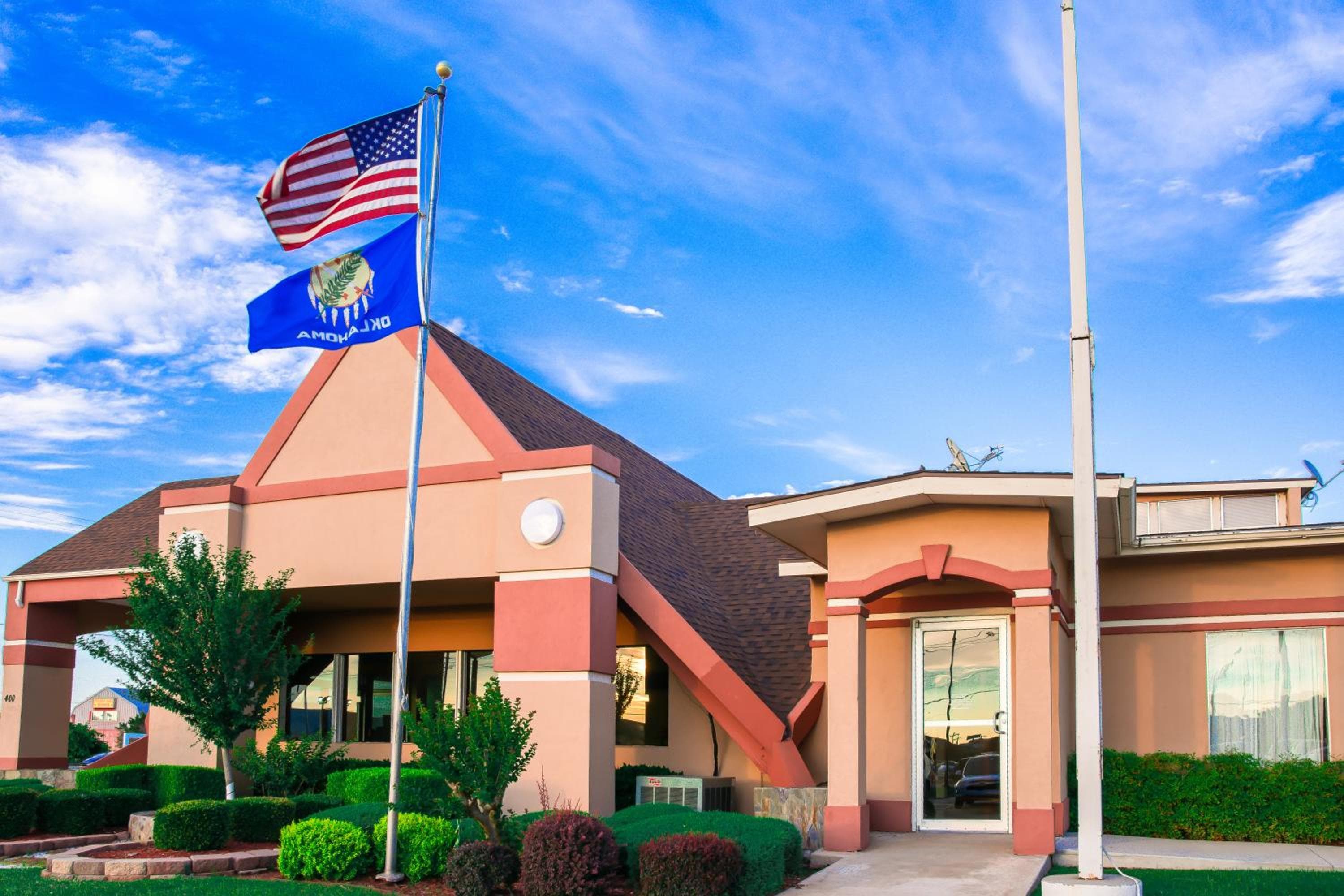Howard Johnson by Wyndham Oklahoma City OKC Airport, Near Fairgrounds, I40, Free Hot Breakfast, and Pool