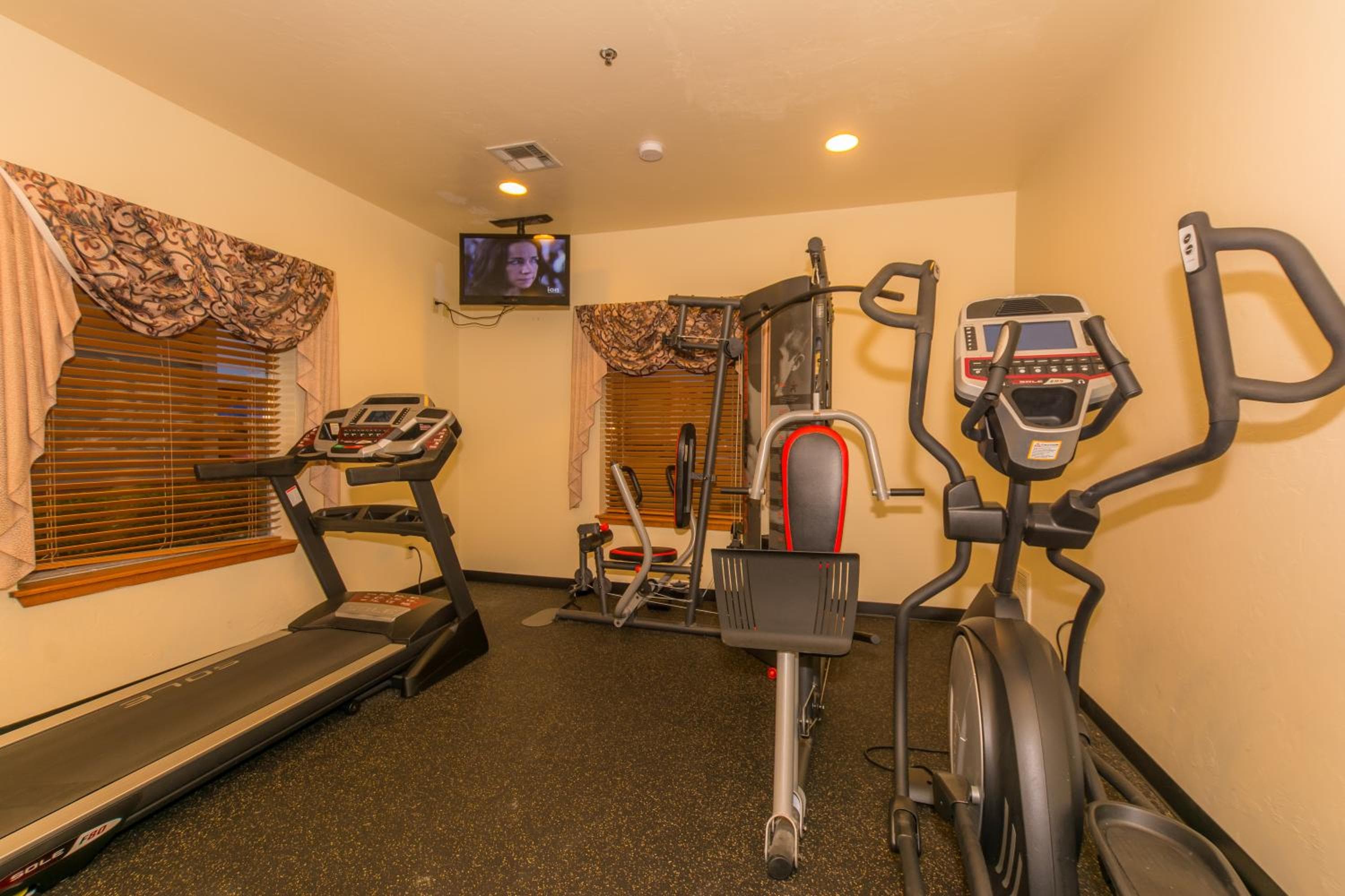 Howard Johnson by Wyndham Oklahoma City OKC Airport, Near Fairgrounds, I40, Free Hot Breakfast, and Pool