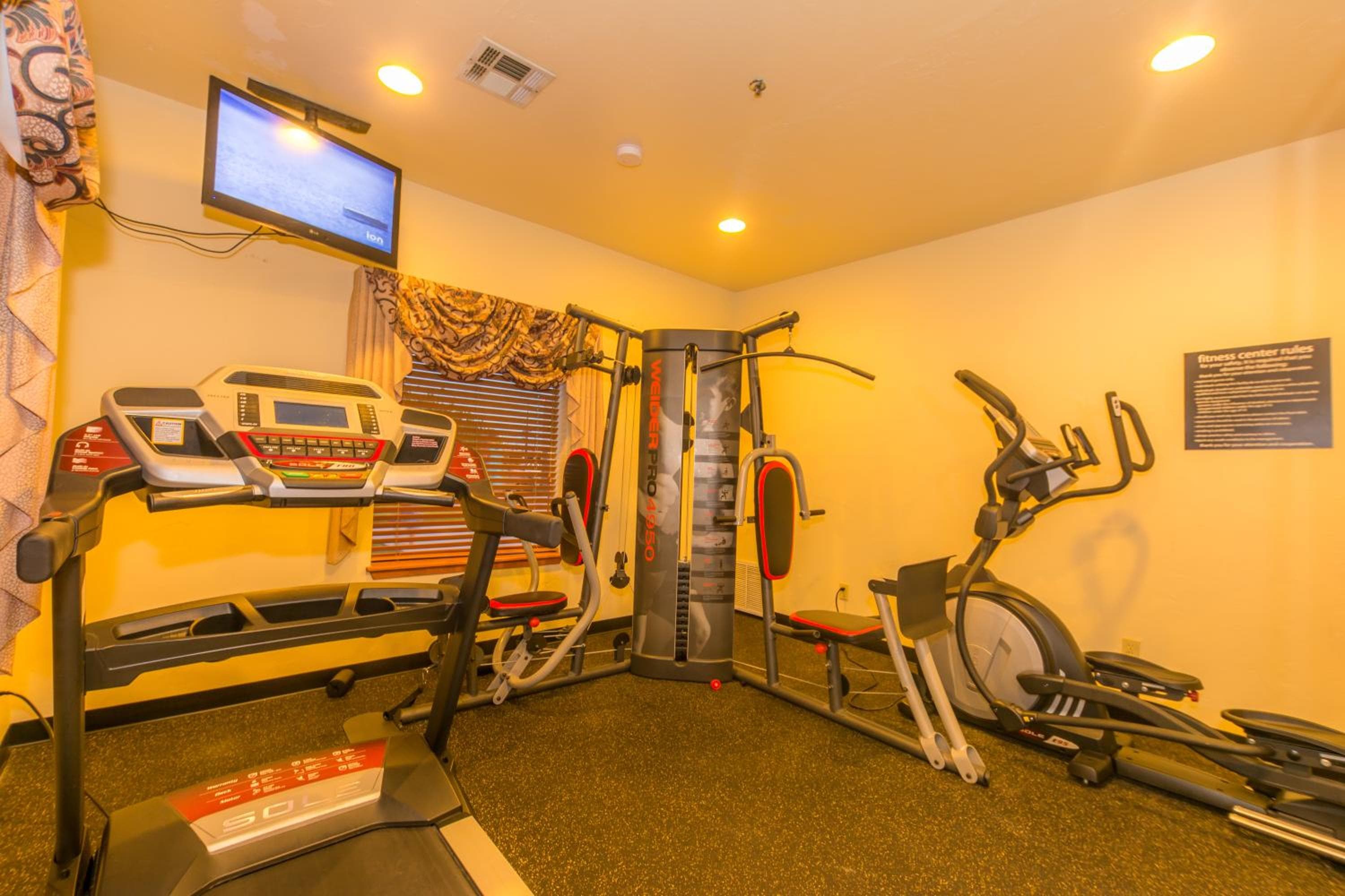 Howard Johnson by Wyndham Oklahoma City OKC Airport, Near Fairgrounds, I40, Free Hot Breakfast, and Pool