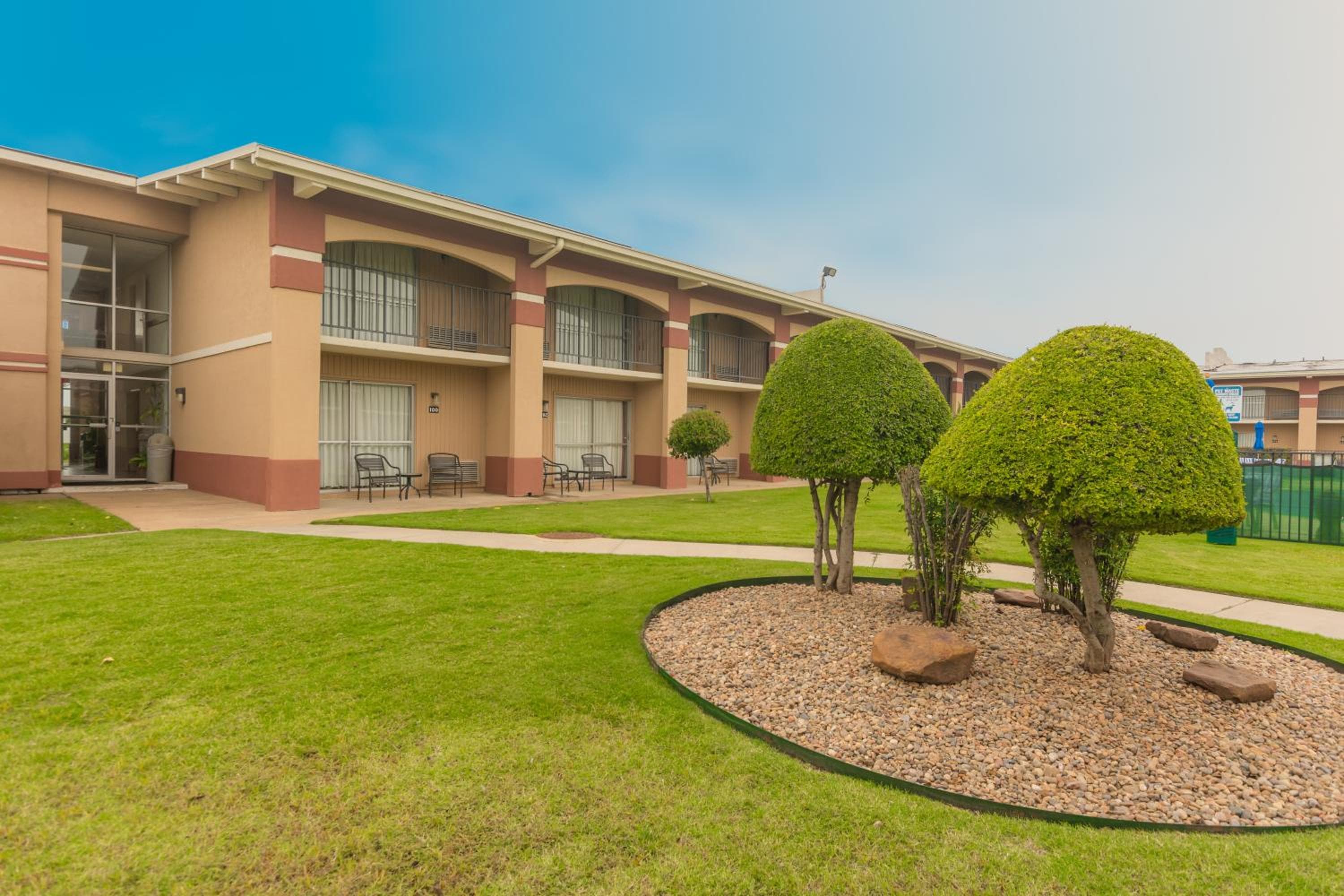 Howard Johnson by Wyndham Oklahoma City OKC Airport, Near Fairgrounds, I40, Free Hot Breakfast, and Pool