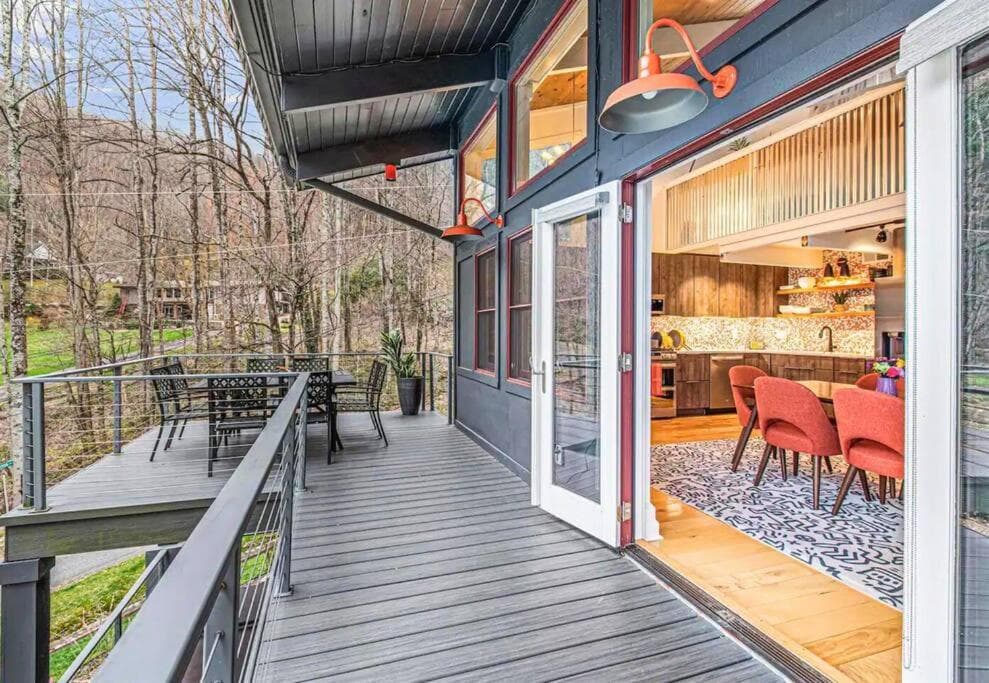 Mountain Bliss: 4BR ,Hot Tub, Views, Games!