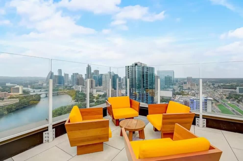 Luxury 2BR Rooftop Pool Austin by Barclé