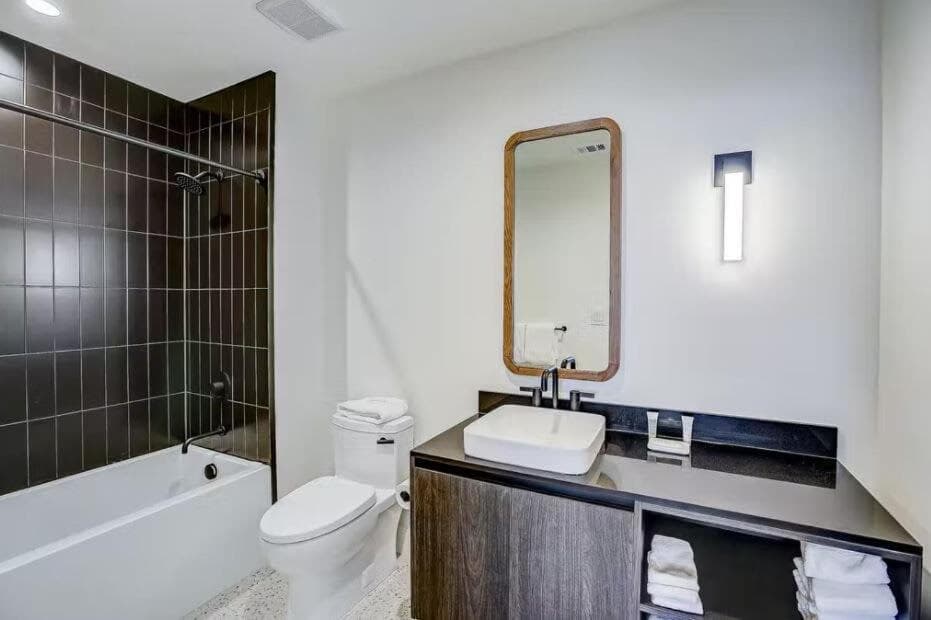 Luxury 2BR Rooftop Pool Austin by Barclé