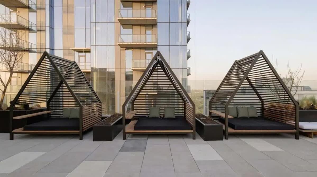 Luxury 2BR Rooftop Pool Austin by Barclé