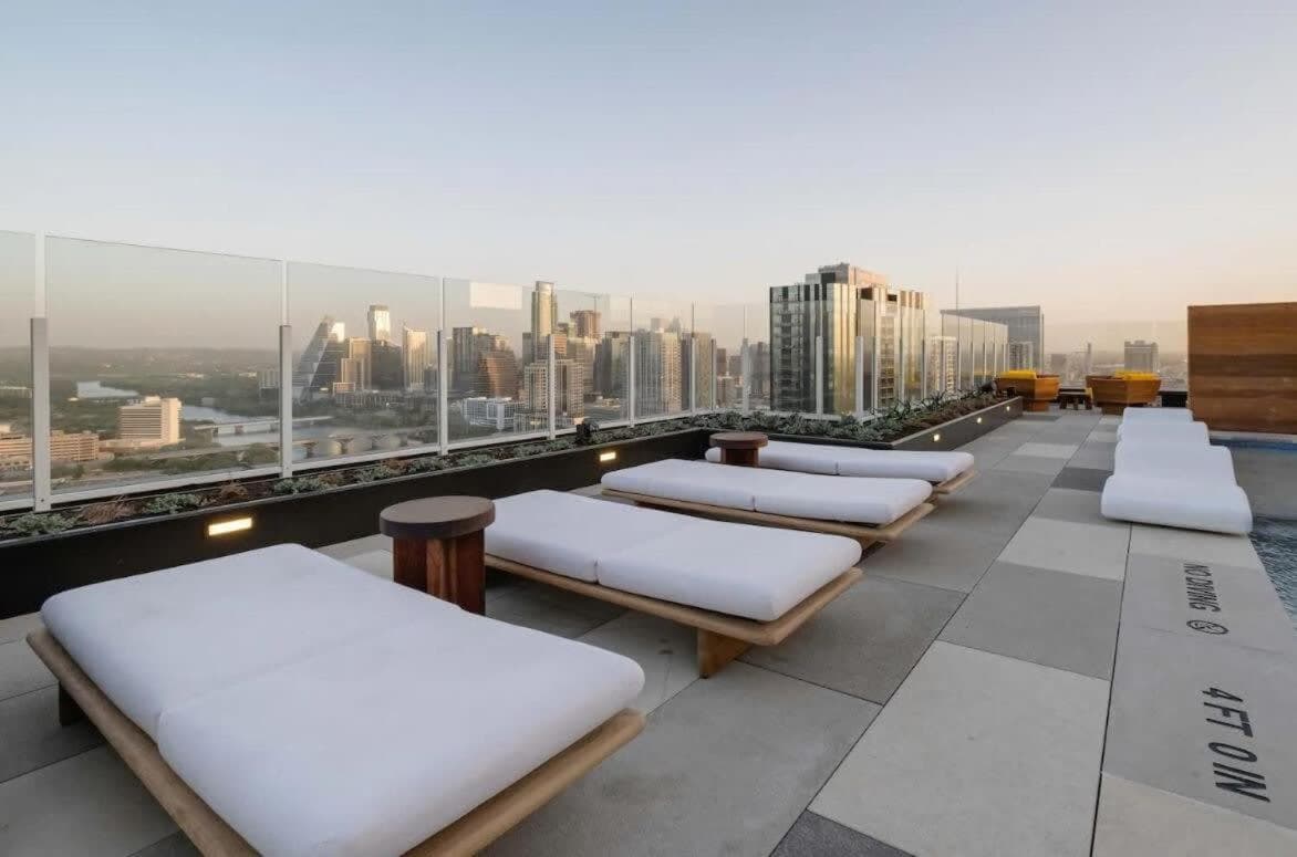 Luxury 2BR Rooftop Pool Austin by Barclé