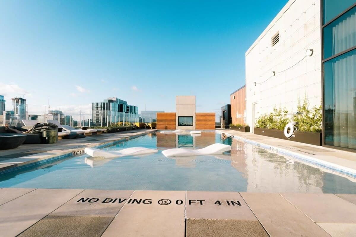 Luxury 2BR Rooftop Pool Austin by Barclé