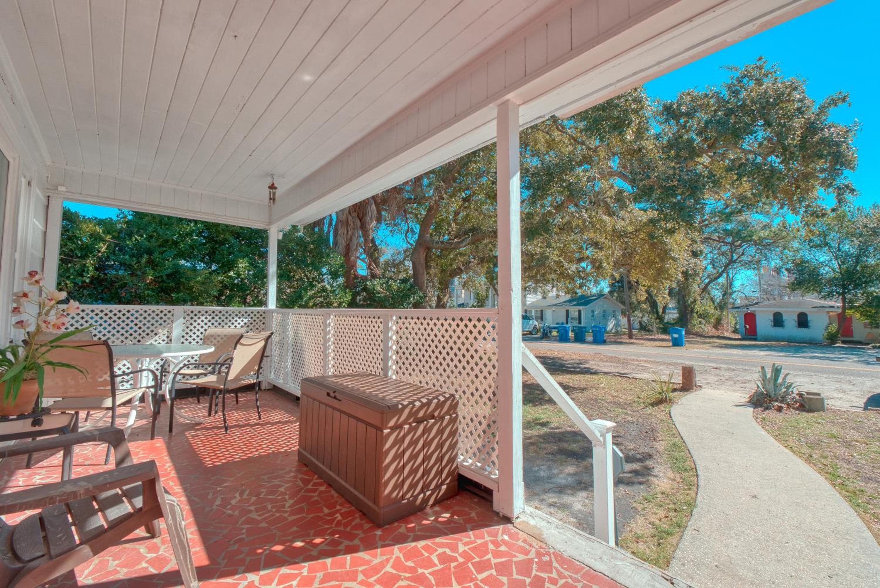 Beachy Central, Near Beach, 2 King Beds, Crib, Huge Private Yard, Patio, Porch, BBQ, & Firepit