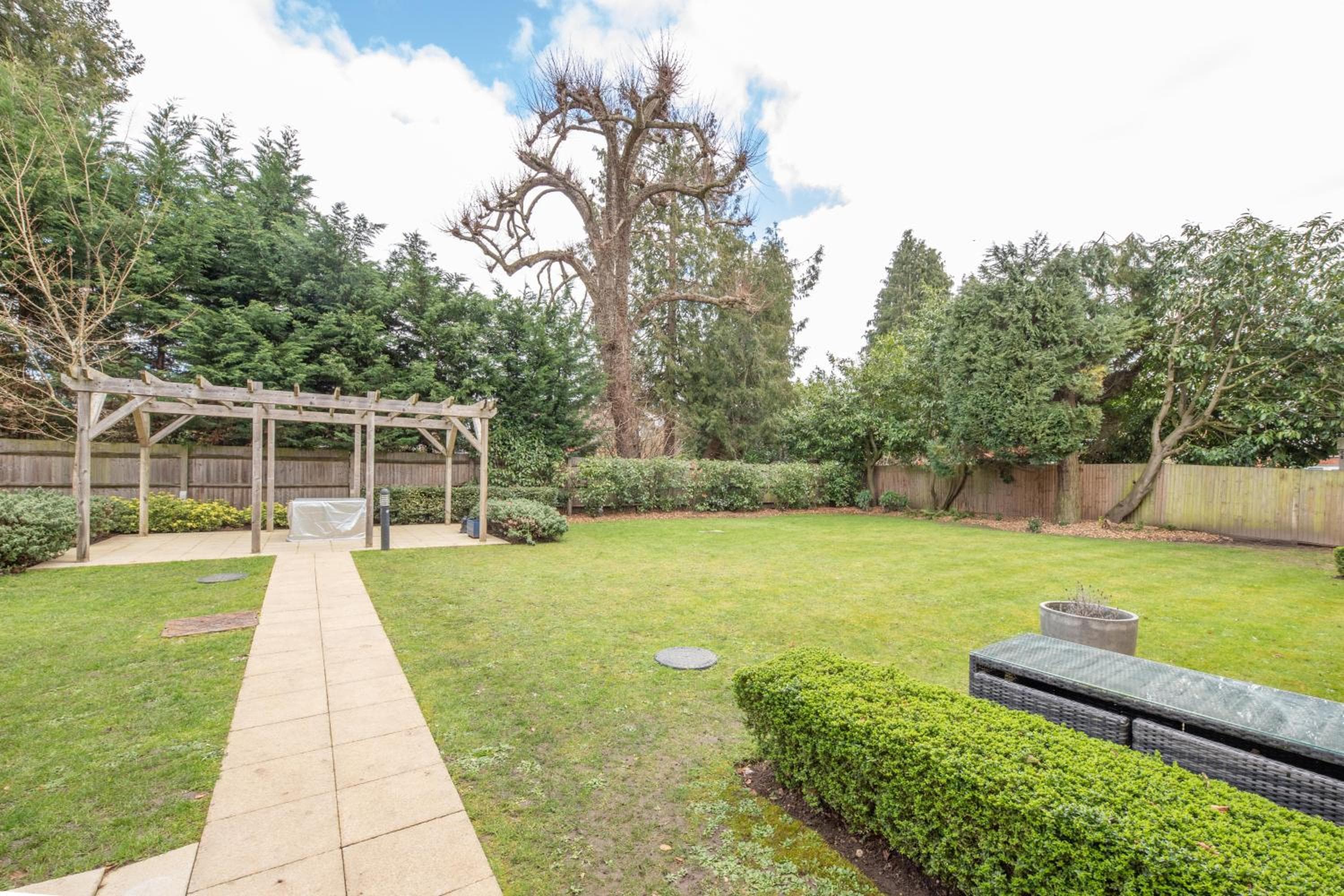 Luxury 2 Bed Apartment - 28 mins train to London