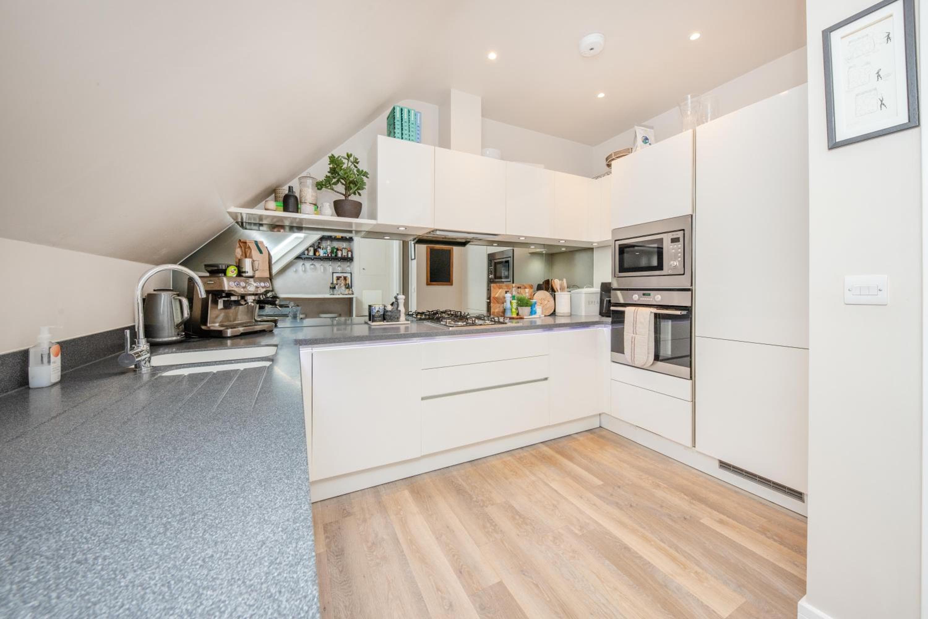 Luxury 2 Bed Apartment - 28 mins train to London