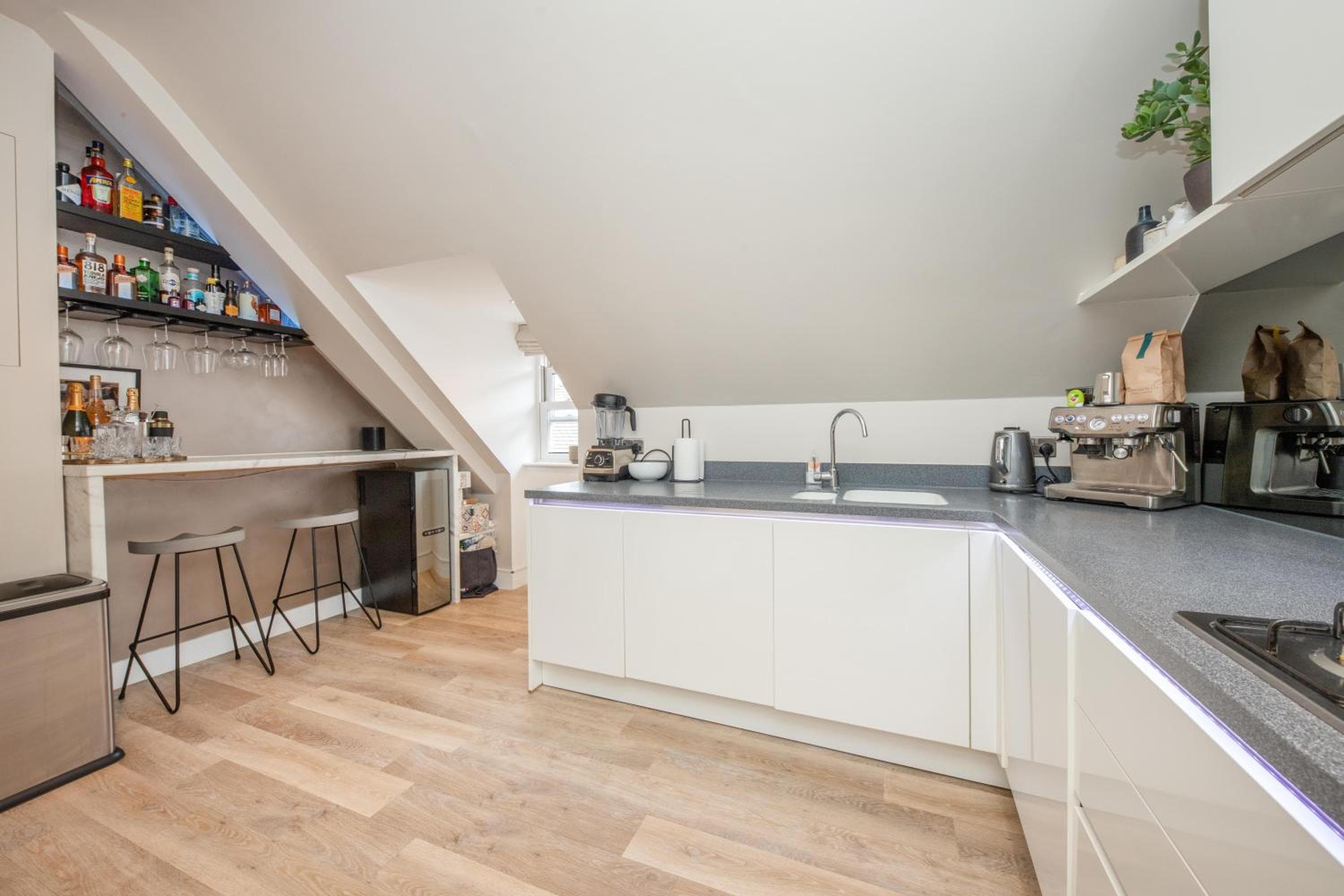 Luxury 2 Bed Apartment - 28 mins train to London