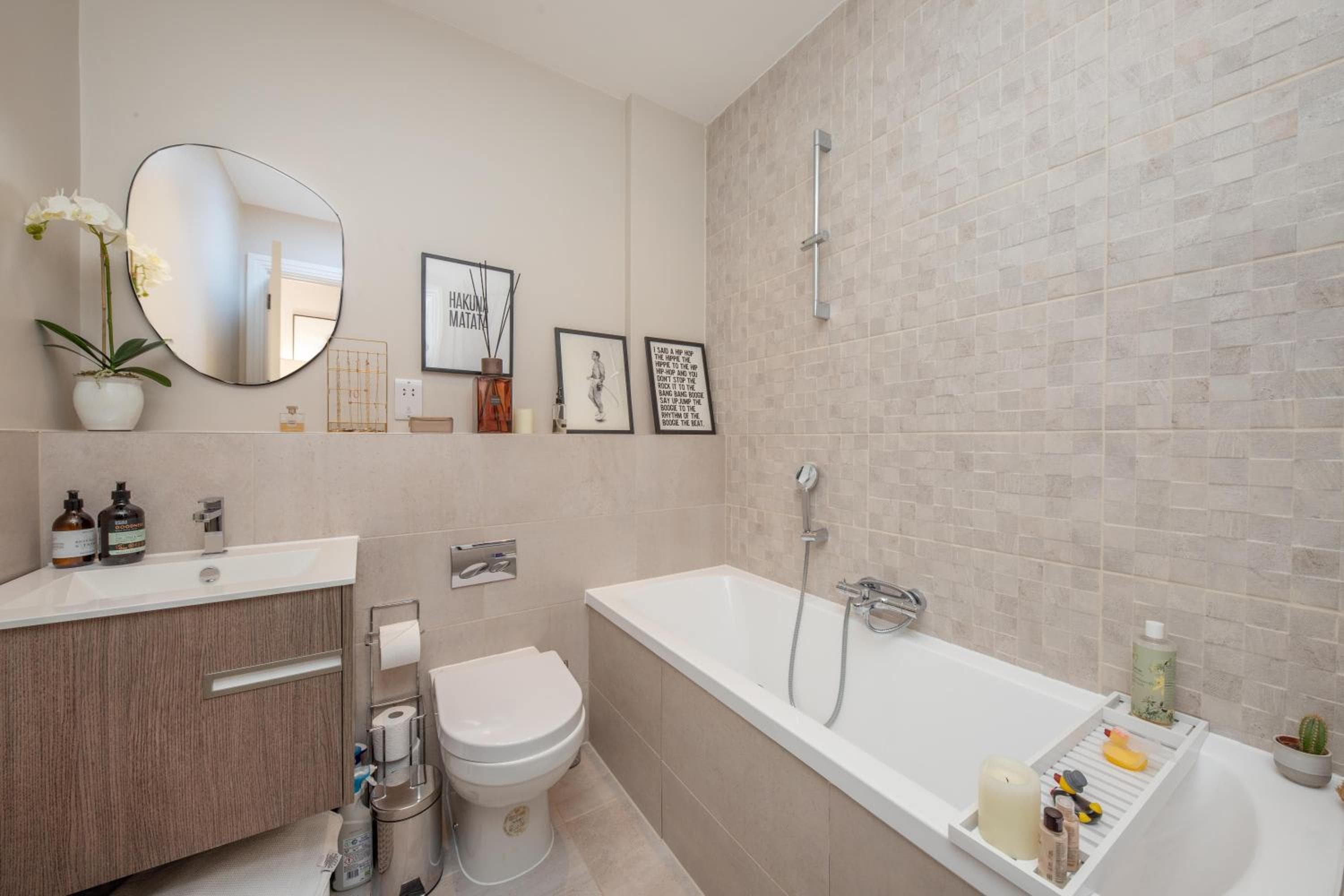 Luxury 2 Bed Apartment - 28 mins train to London