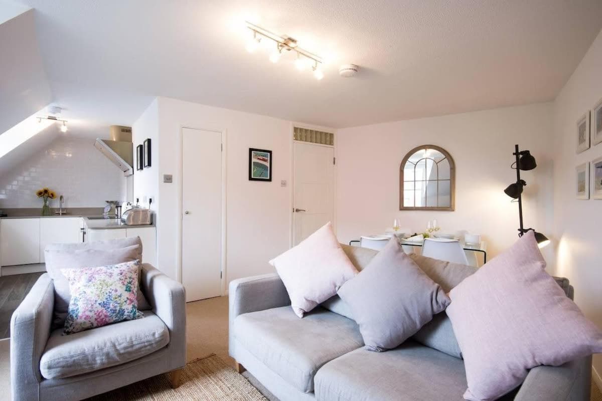 Modern Apartment in the Heart of Oxford with Secure Underground Parking
