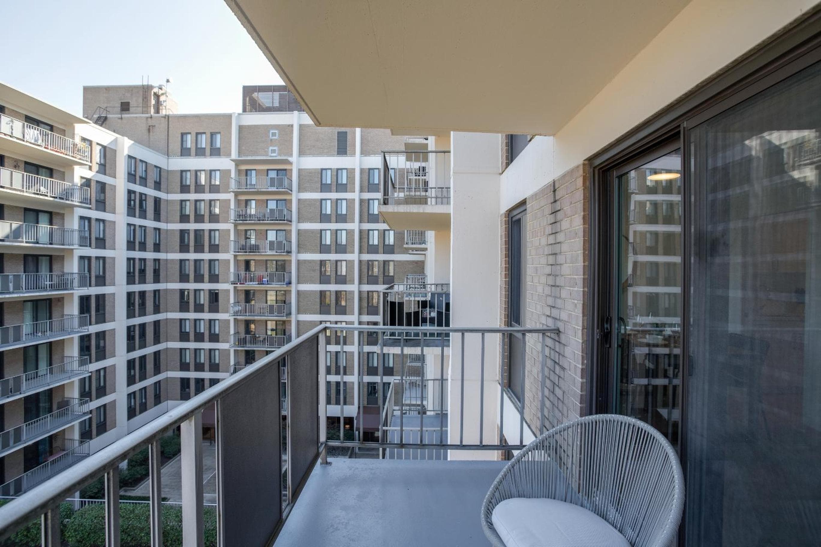 Amazing studio front the Barton Park at Clarendon