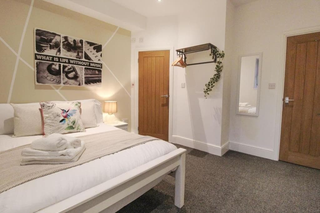 Spacious 1 Bed Apartment 1 Minute Walk from Square