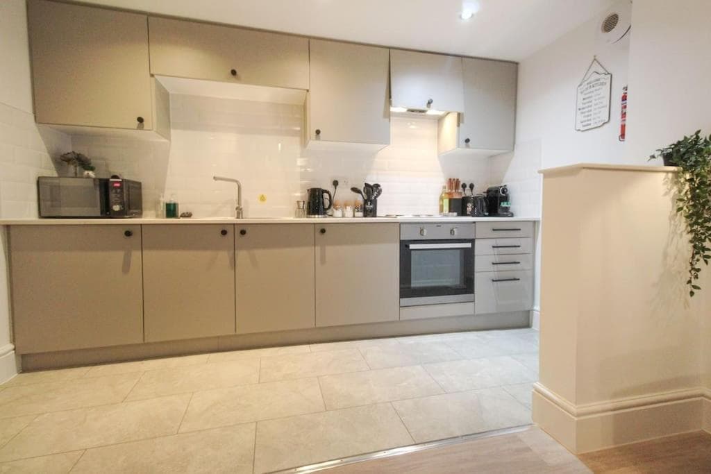 Spacious 1 Bed Apartment 1 Minute Walk from Square