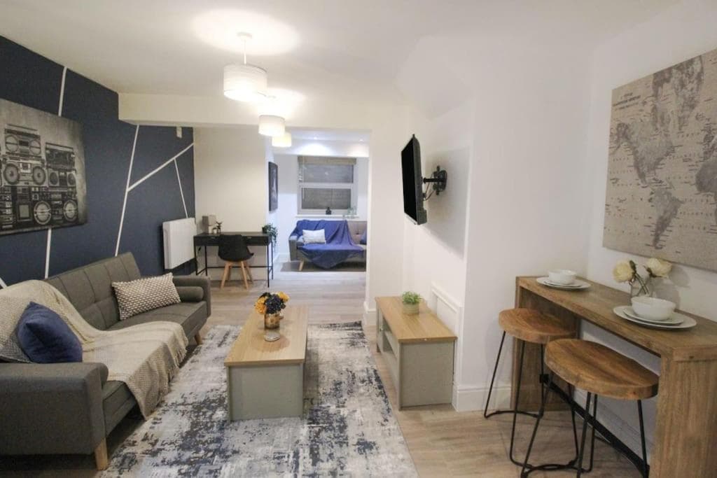 Spacious 1 Bed Apartment 1 Minute Walk from Square