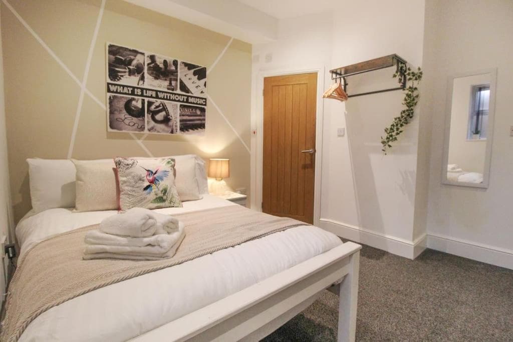 Spacious 1 Bed Apartment 1 Minute Walk from Square