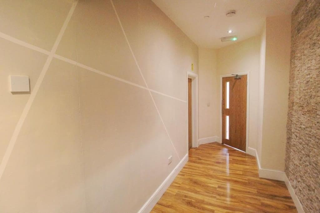 Spacious 1 Bed Apartment 1 Minute Walk from Square