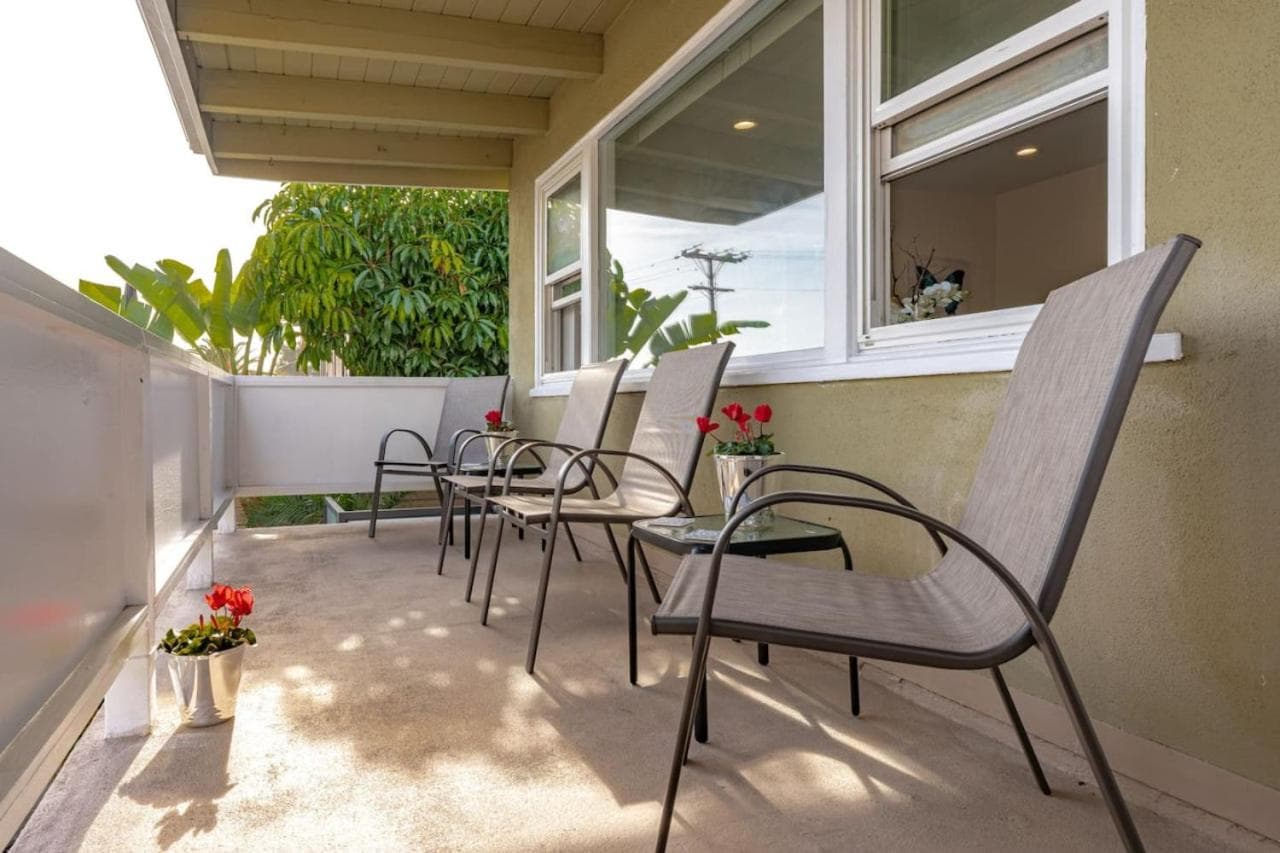 100 PERCENT NEW STUNNING HUGE HOME, GARDEN BEACH, RESERVED Parking