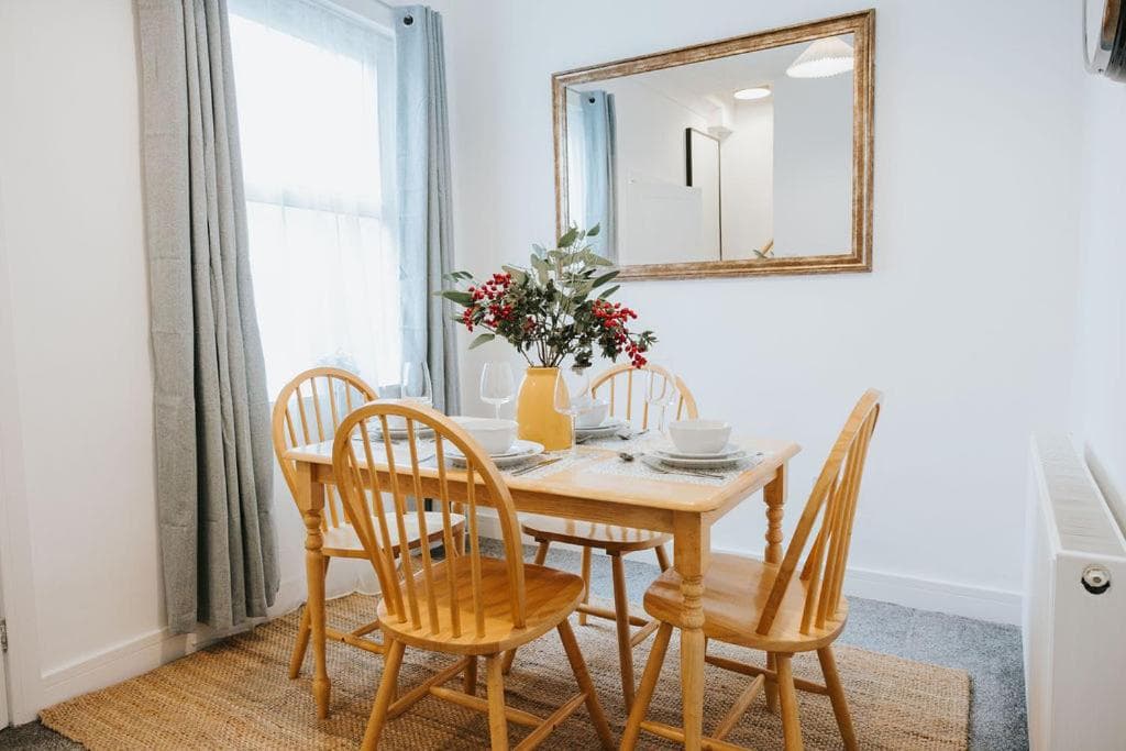 3 Bed - Modern Comfortable Stay - St Helens Town Centre