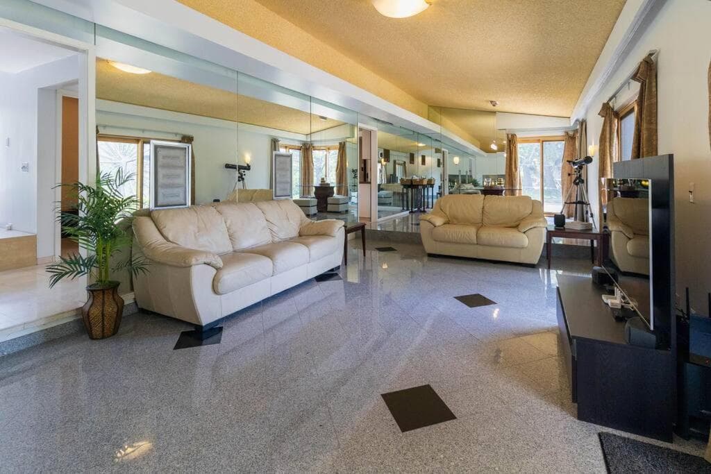 Urban oasis-lake/beach/boat in city. Sleeps 8-12.