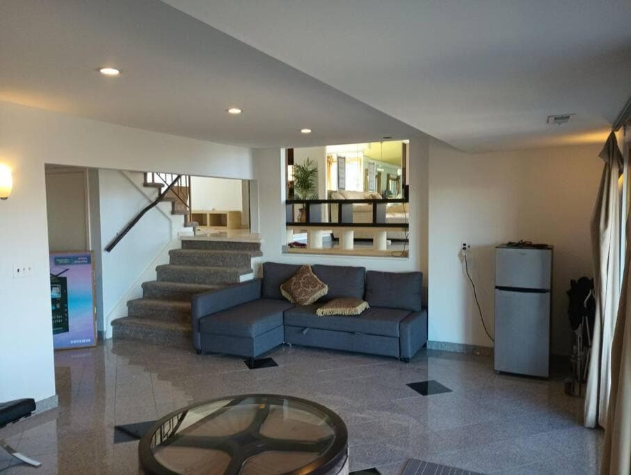 Urban oasis-lake/beach/boat in city. Sleeps 8-12.
