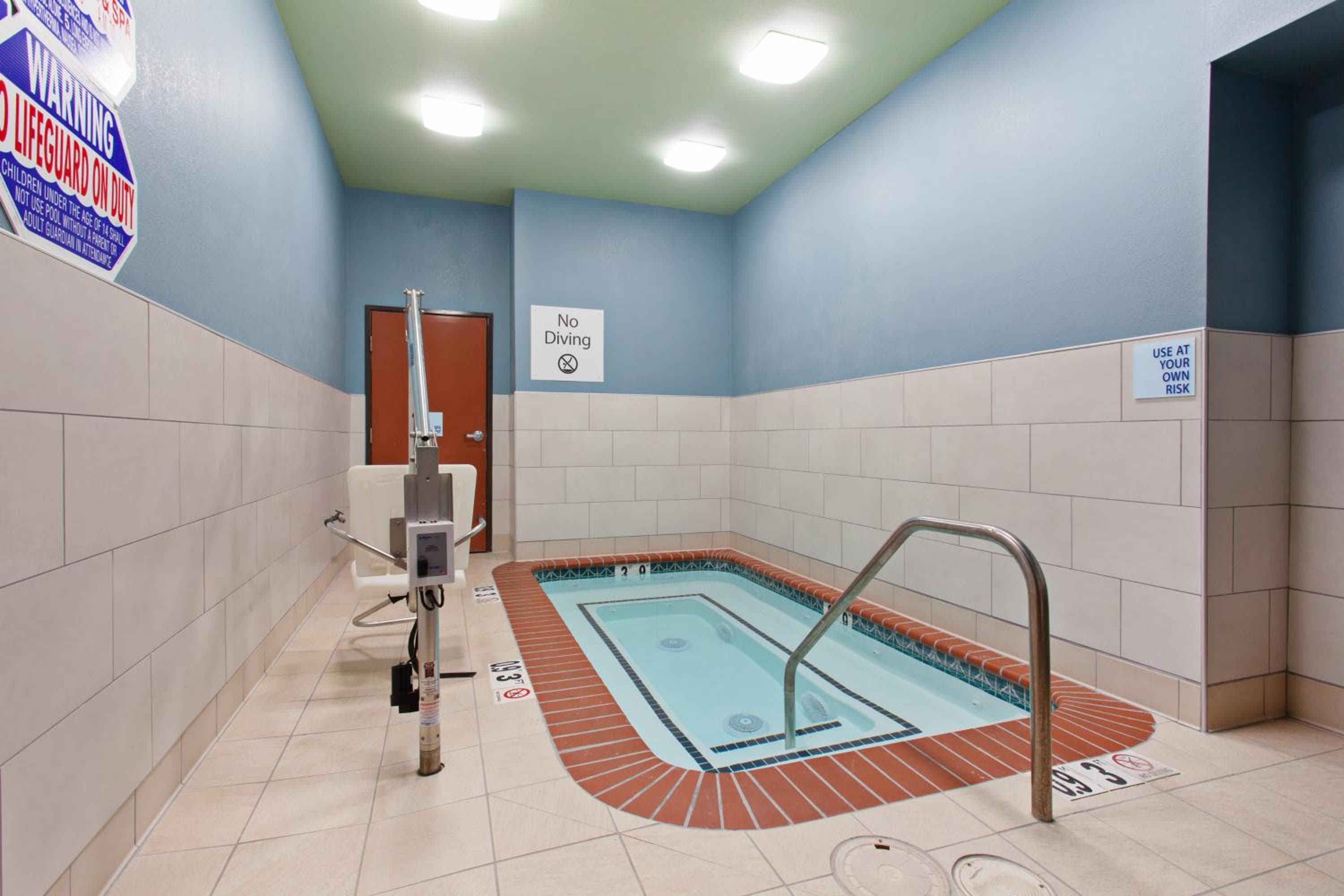 Holiday Inn Express & Suites Oakland - Airport by IHG