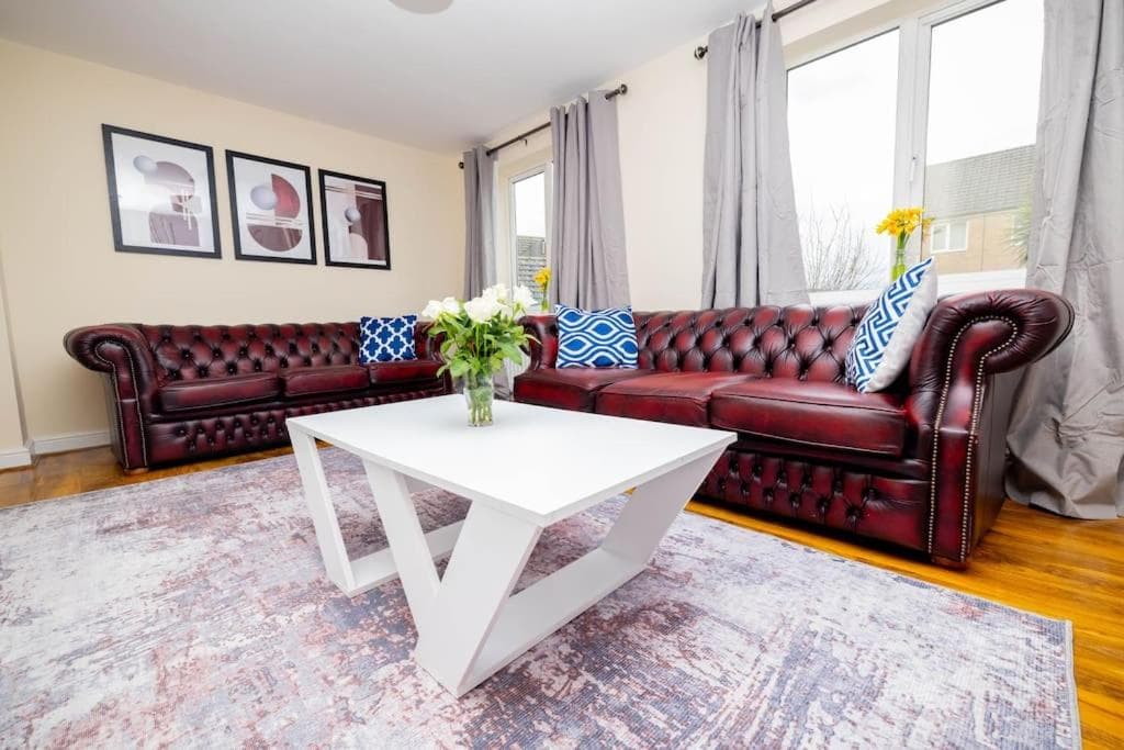 Beautiful 4-Bedroom Home with Netflix & Parking