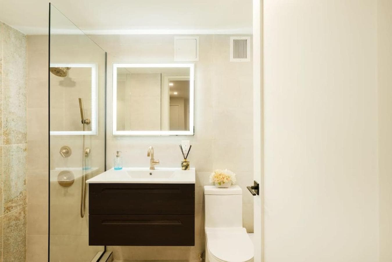 Massive 1BR w Private Patio in Upper East Side