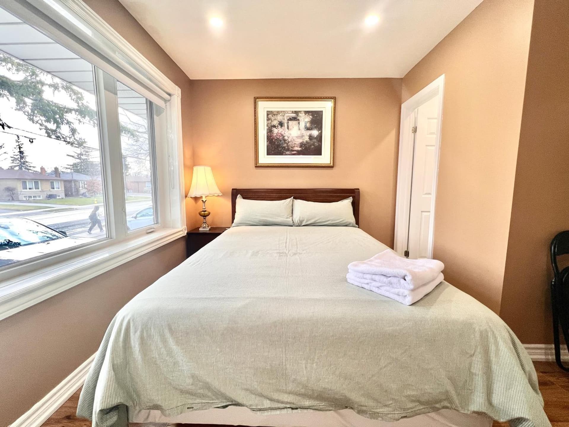 Renovated Rooms 10-min to Finch Subway Near Yonge St
