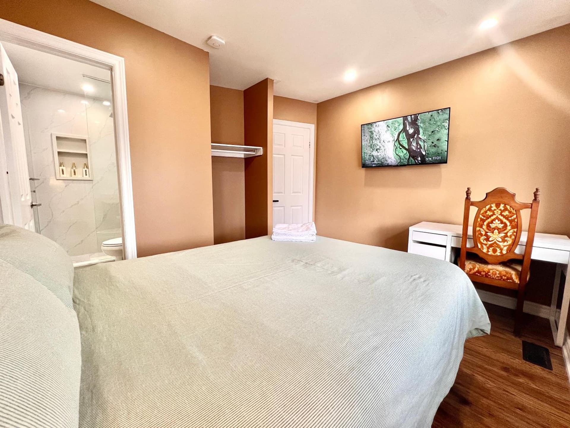 Renovated Rooms 10-min to Finch Subway Near Yonge St