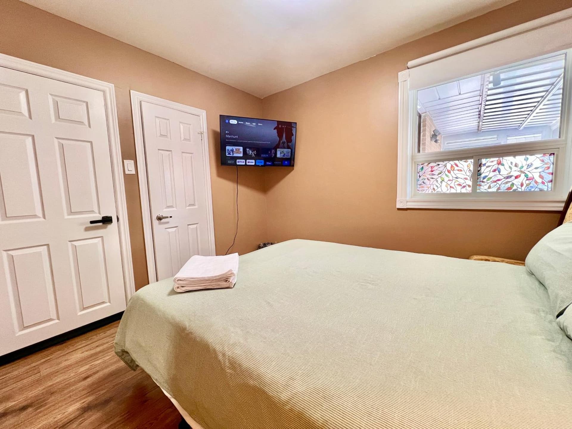 Renovated Rooms 10-min to Finch Subway Near Yonge St