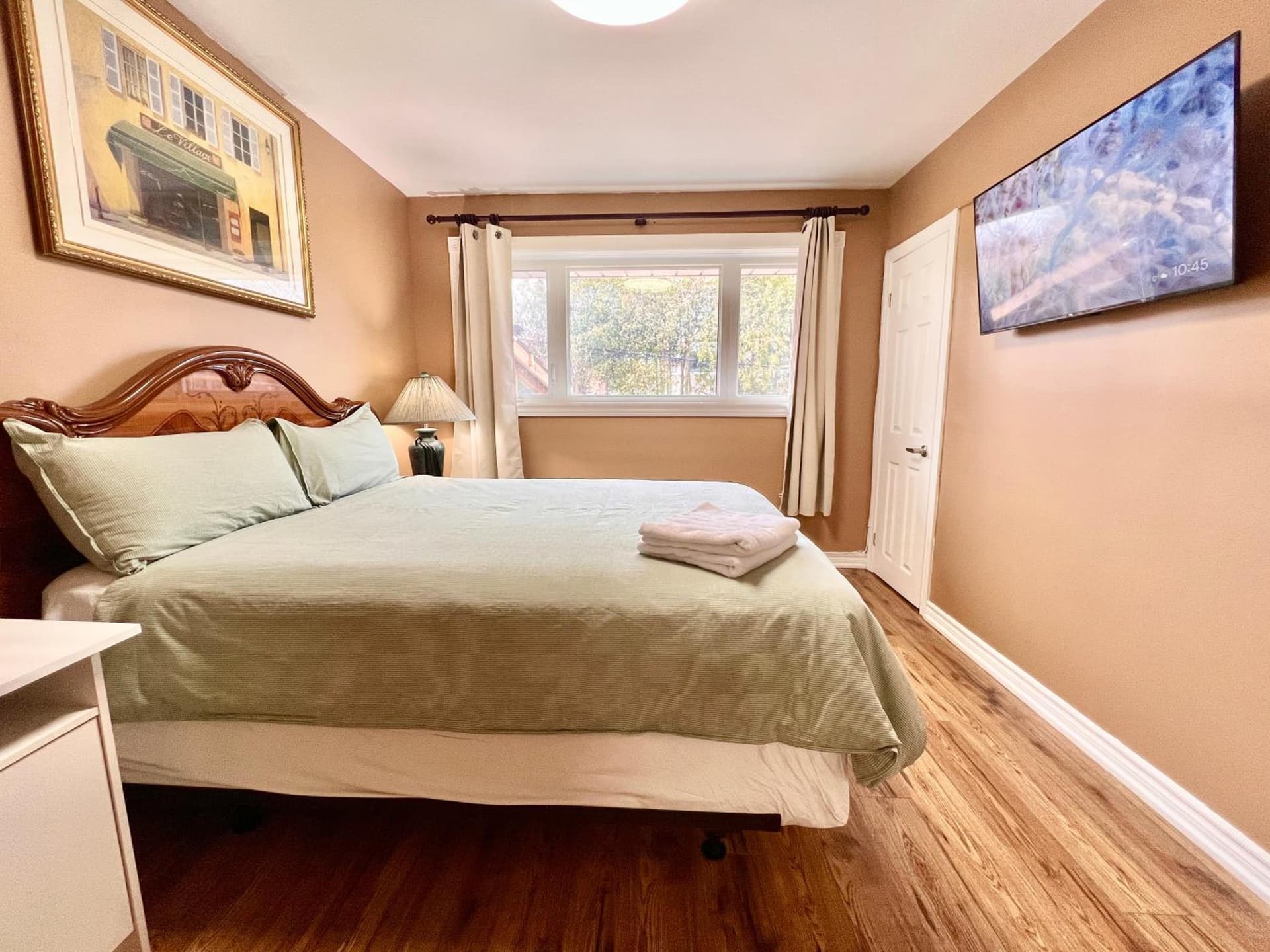 Renovated Rooms 10-min to Finch Subway Near Yonge St