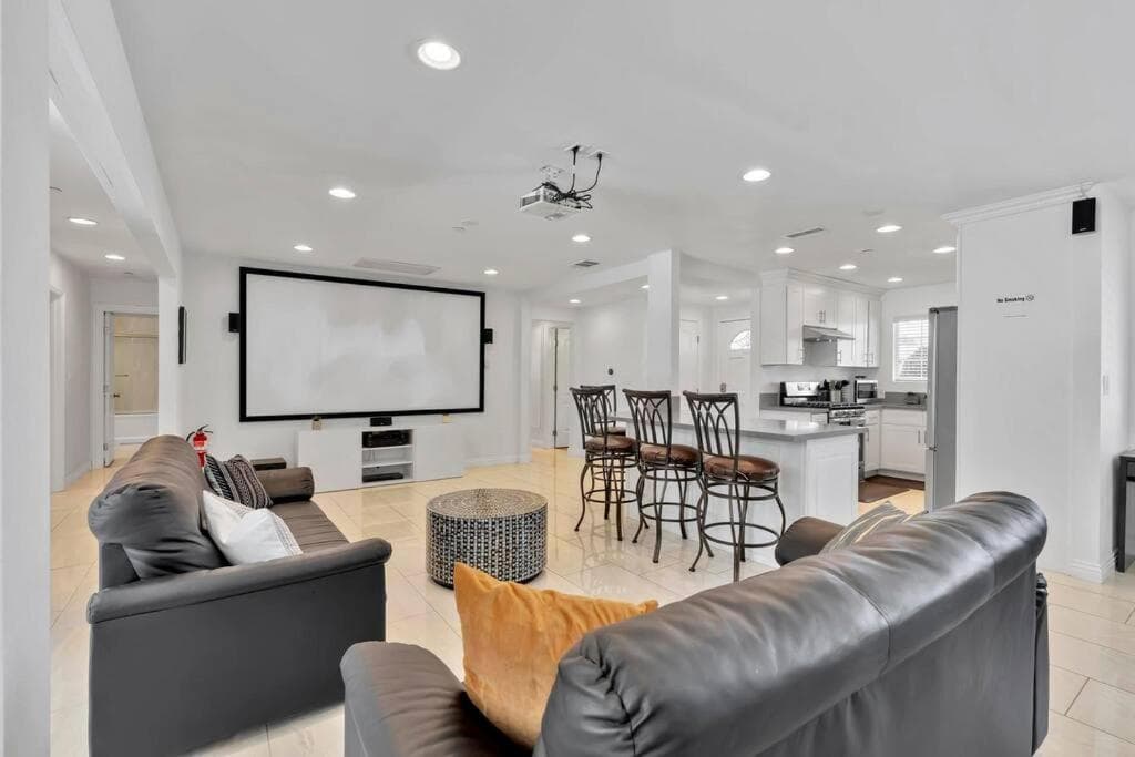 New cheerful villa, Pool, Spa, Mini Golf, Game room, Fire pit next to Disneyland