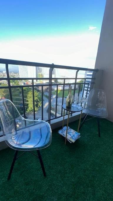 2BR near BGC & Makati. Karaoke, Netflix, Amazon Prime