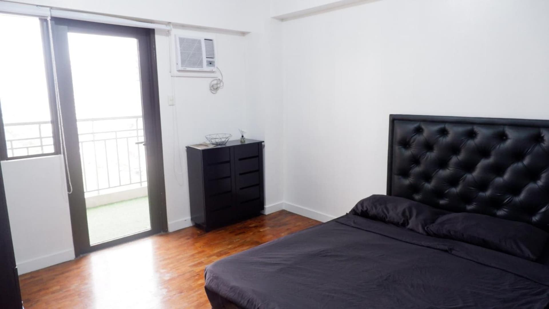 2BR near BGC & Makati. Karaoke, Netflix, Amazon Prime