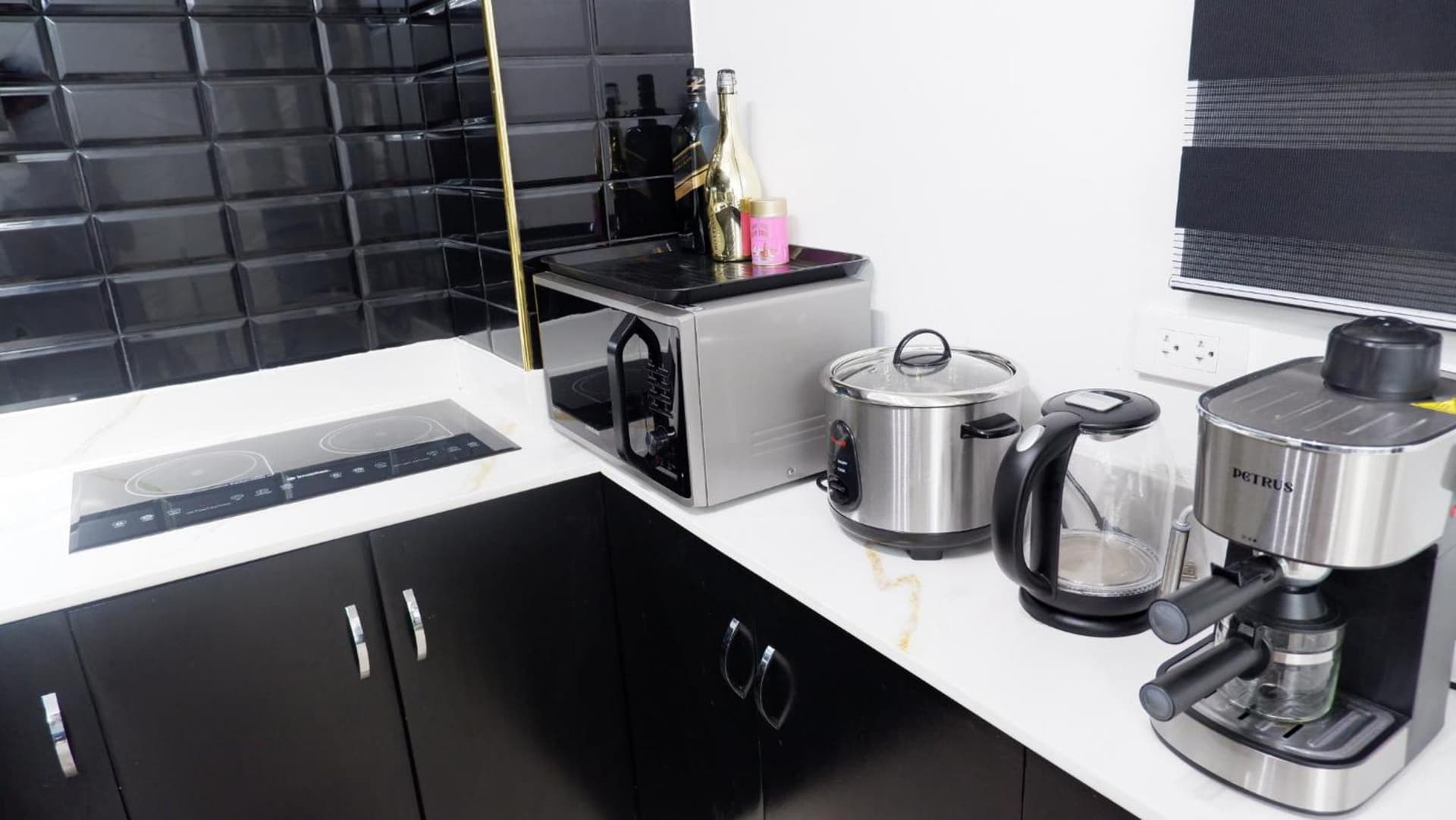 2BR near BGC & Makati. Karaoke, Netflix, Amazon Prime