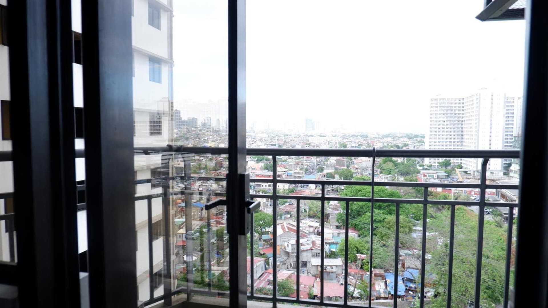 2BR near BGC & Makati. Karaoke, Netflix, Amazon Prime