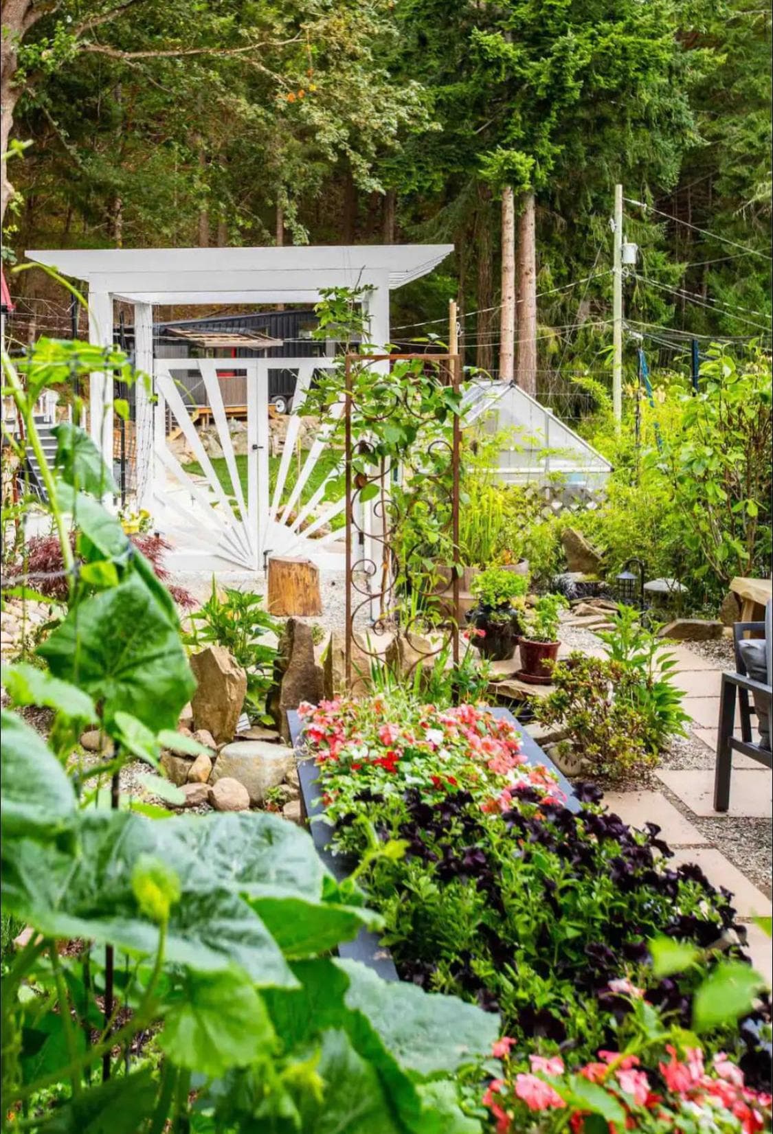 Sungate on Salt Spring - Luxurious Suite with Cedar Hot Tub & View