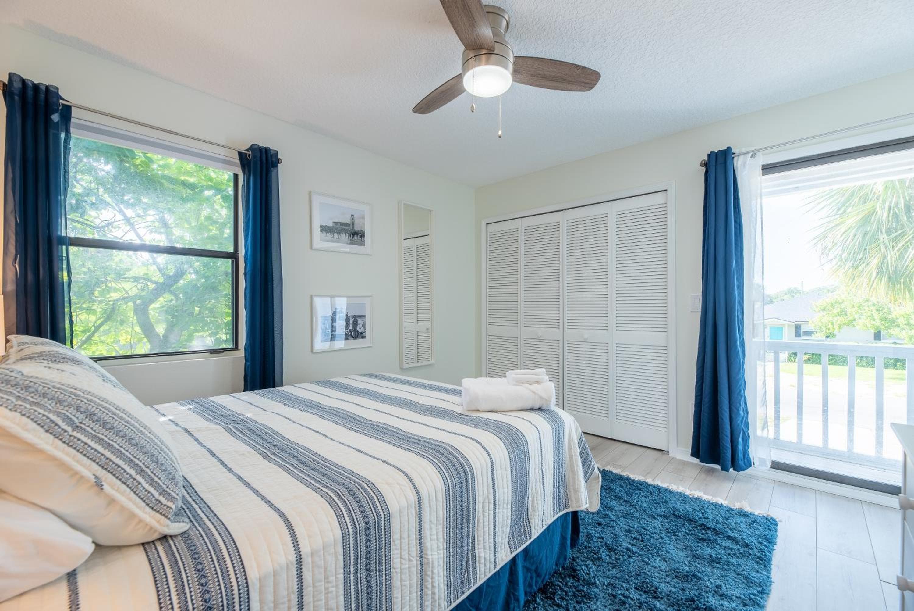 Jax Vacations Half Mile to Beach, 2 bedroom townhome Mayo Clinic close