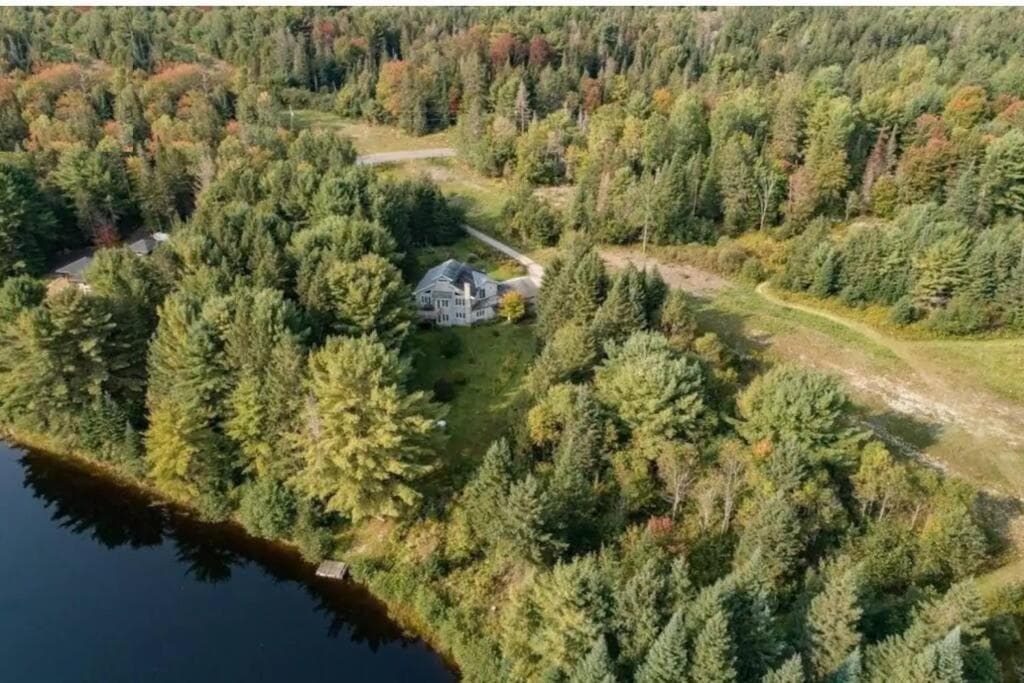 Lovely Muskoka Waterfront Cottage-Hot tub & Sauna!