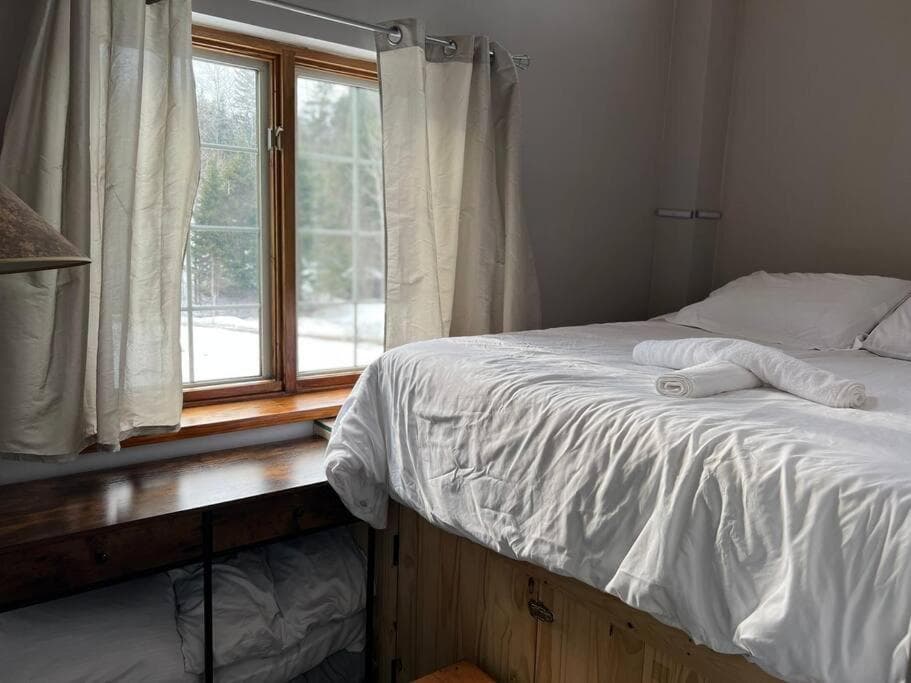 Lovely Muskoka Waterfront Cottage-Hot tub & Sauna!