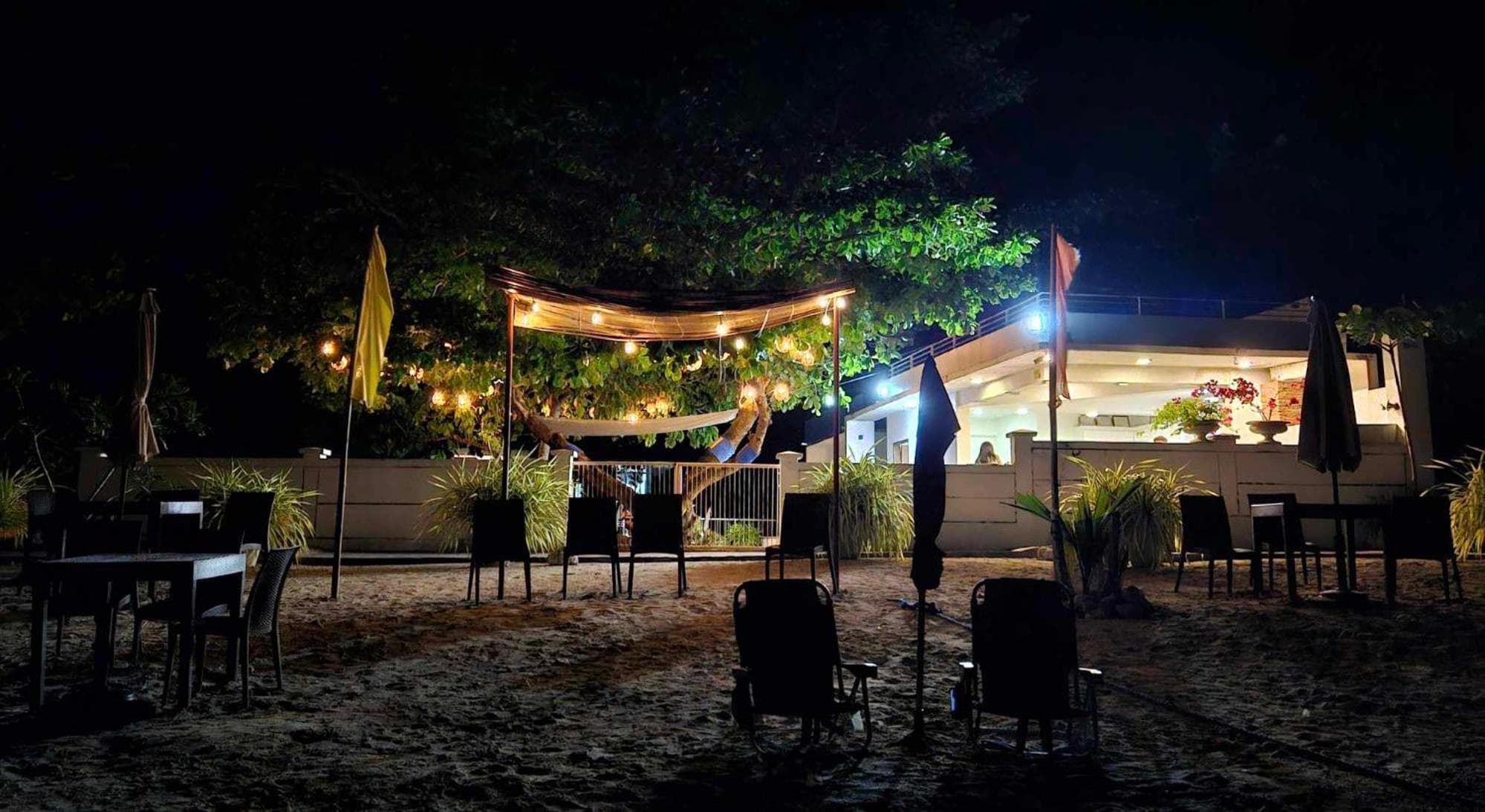 A T Beach Resort Queen Room