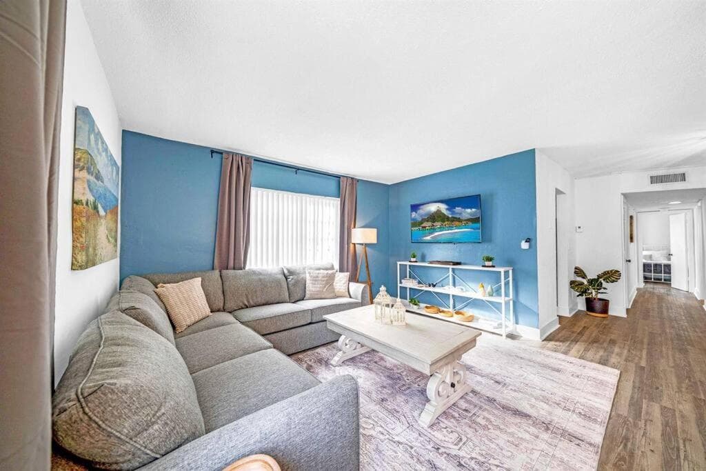 Palm Wave Stays - Designer's Stay - Sleeps 10