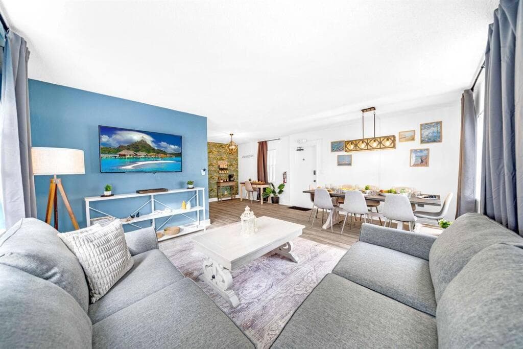 Palm Wave Stays - Designer's Stay - Sleeps 10