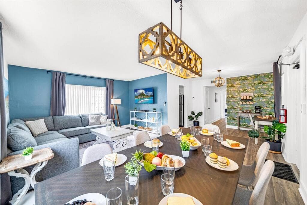 Palm Wave Stays - Designer's Stay - Sleeps 10