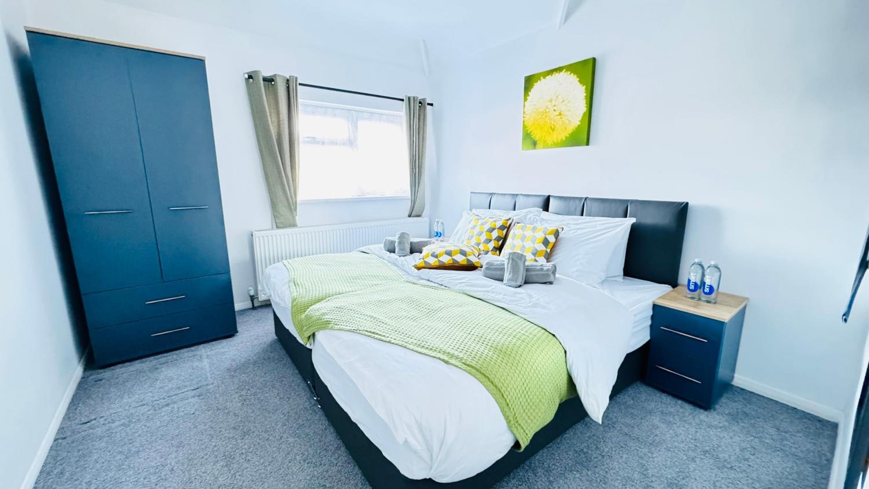 "The Cromwell" I Contractor's Haven Borehamwood I 3 - 6 Beds I Free Parking, Netflix & Sky Sports