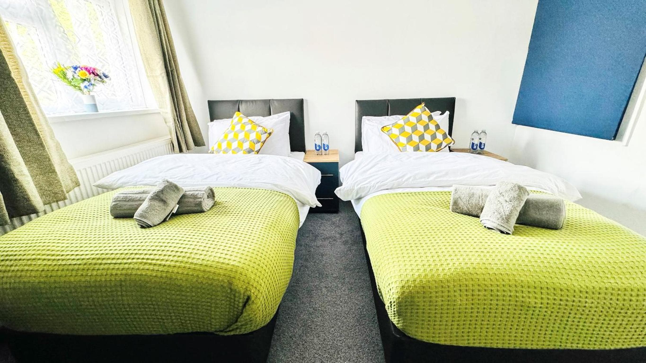 "The Cromwell" I Contractor's Haven Borehamwood I 3 - 6 Beds I Free Parking, Netflix & Sky Sports