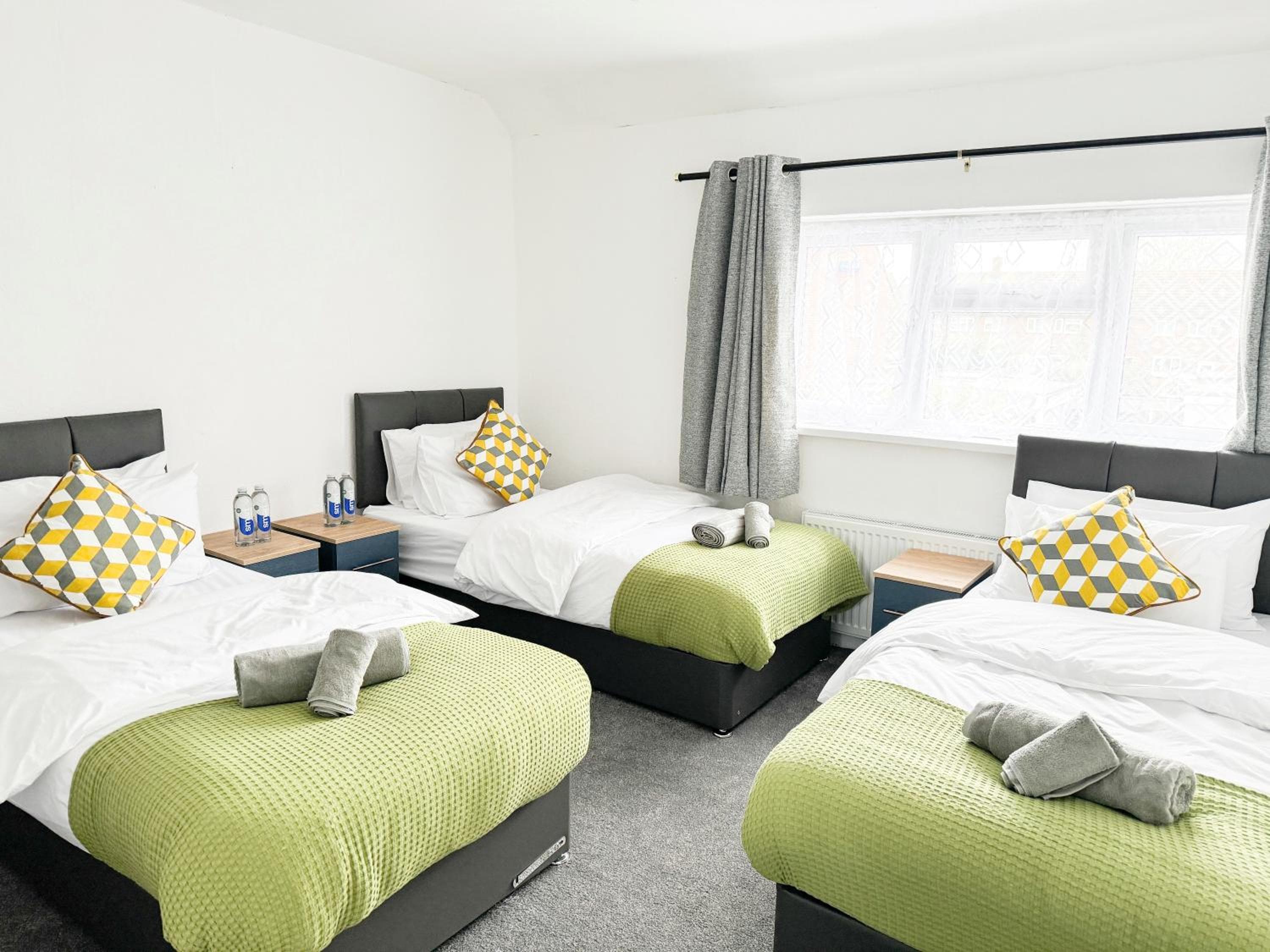 "The Cromwell" I Contractor's Haven Borehamwood I 3 - 6 Beds I Free Parking, Netflix & Sky Sports
