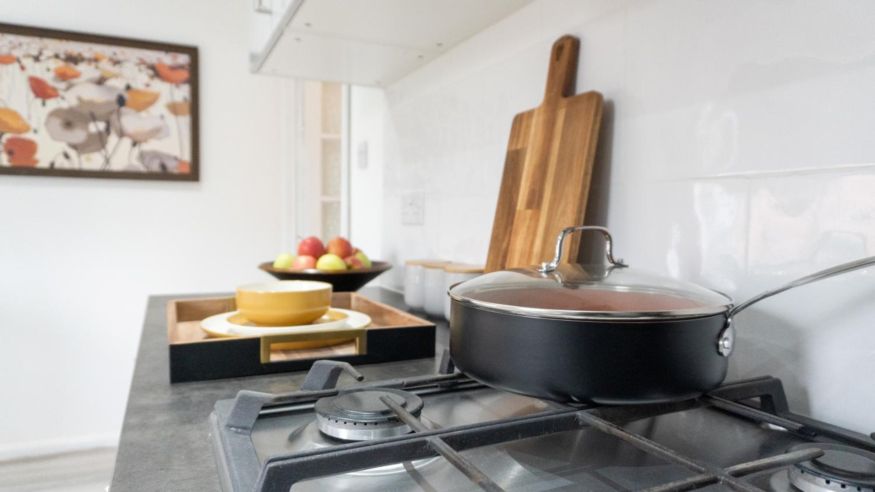 "The Cromwell" I Contractor's Haven Borehamwood I 3 - 6 Beds I Free Parking, Netflix & Sky Sports